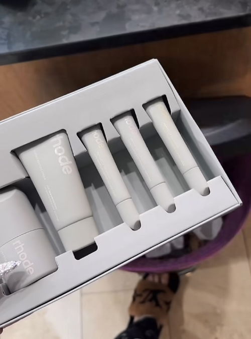 J姐怒斥海莉產品“無聊”，為支持賽琳娜當眾扔進垃圾桶